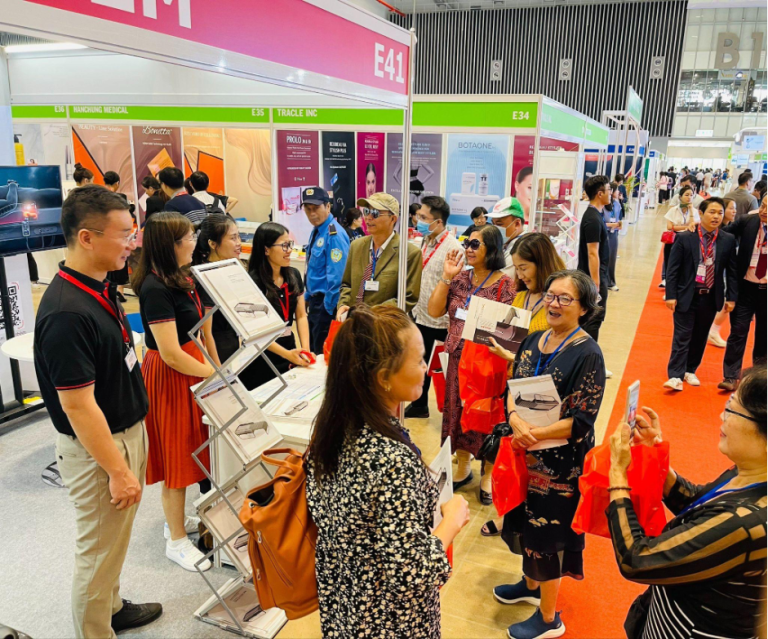 Máy massage nhiệt Master V4 gây ấn tượng tại K-med Expo 2023